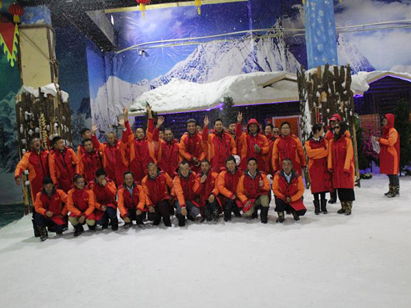 团建滑雪现场